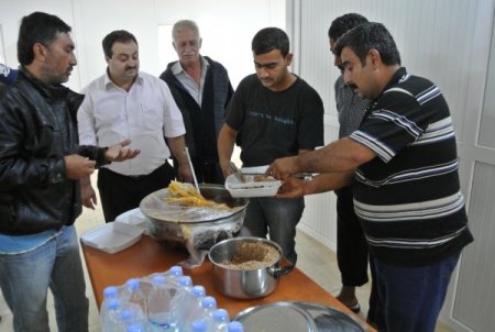 Suriyeli Türkmen göçmenler kurban eti ikramıyla sevindirildi