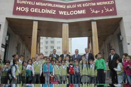 Suriyeliler, bilgi merkezi sayesinde sorunlarına çözüm buluyor