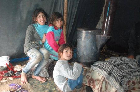 Suriyeliler, dondurcu soğukta çadırda yaşam mücadelesi veriyor