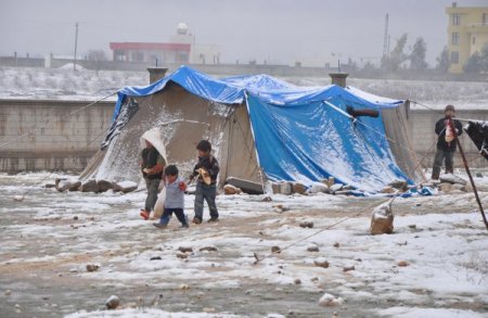 Suriyeliler, dondurcu soğukta çadırda yaşam mücadelesi veriyor