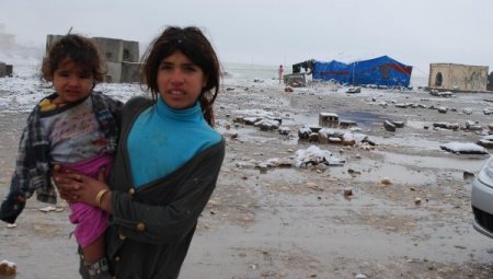 Suriyeliler, dondurcu soğukta çadırda yaşam mücadelesi veriyor