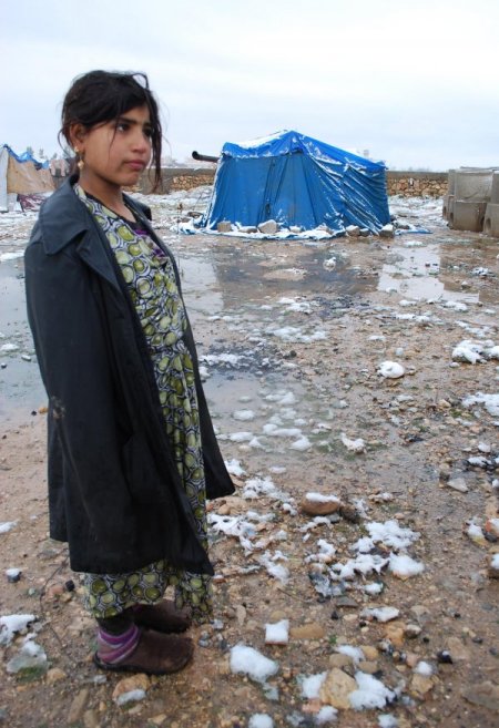 Suriyeliler, dondurcu soğukta çadırda yaşam mücadelesi veriyor