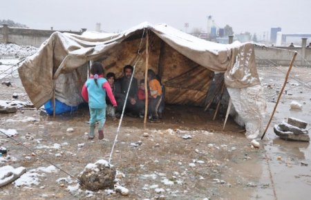 Suriyeliler, dondurcu soğukta çadırda yaşam mücadelesi veriyor