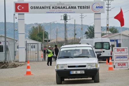 Suriyeliler, kamptaki yakınlarının gösterilmemesine tepkili