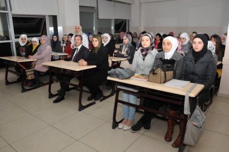 Suriyeliler hem eğitimini tamamlıyor hem Türkçe öğreniyor