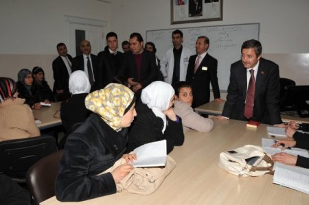 Suriyeliler hem eğitimini tamamlıyor hem Türkçe öğreniyor