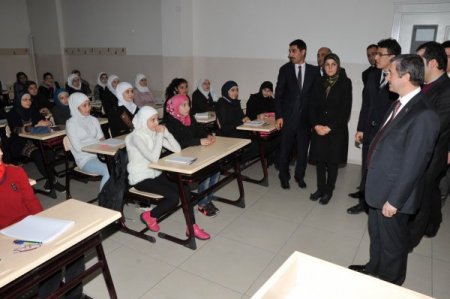 Suriyeliler hem eğitimini tamamlıyor hem Türkçe öğreniyor