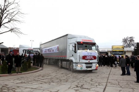Suriyeliler için toplanan 9 TIR dolusu yardım malzemesi dualarla yola çıktı