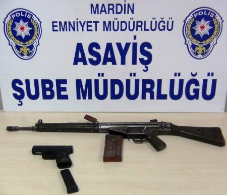 Suriyeliler silahla kaçarken yakalandı