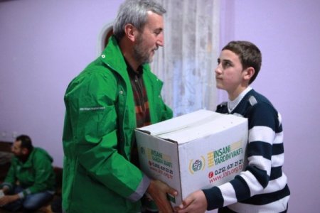 Suriyelilere para ve gıda yardımı yapıldı