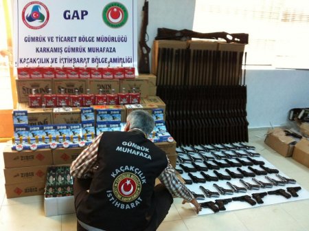 Suriyelilerin aracından cephanelik çıktı