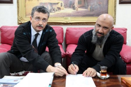 Suriyelilerin kaldığı kampları gezen Katarlı iş adamı 5 milyon lira bağışladı