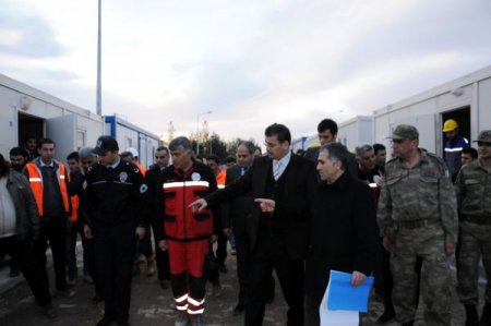 Suriyelilerin kaldığı kampları gezen Katarlı iş adamı 5 milyon lira bağışladı