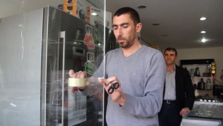 Suriye'nin jetlerine karşı esnafın koli bantlı çözümü