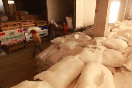 Suriye’ye 160 ton un gönderildi