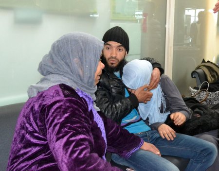 Suriye'ye gitmek isteyen eşini ikna edemeyince sinir krizi geçirdi