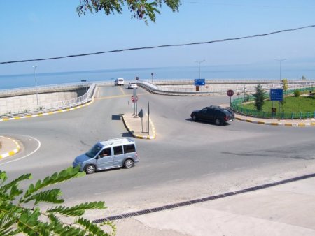 Sürmene’nin girişindeki kavşak kazalara davetiye çıkarıyor