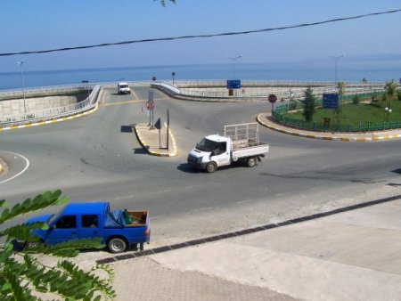 Sürmene’nin girişindeki kavşak kazalara davetiye çıkarıyor