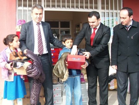 Suruçlu hayırsever 320 fakir öğrenciye kışlık giysi yardımı yaptı