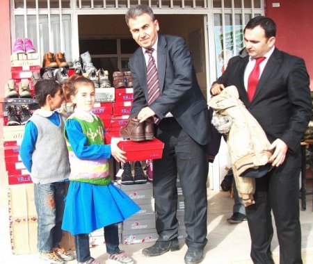 Suruçlu hayırsever 320 fakir öğrenciye kışlık giysi yardımı yaptı