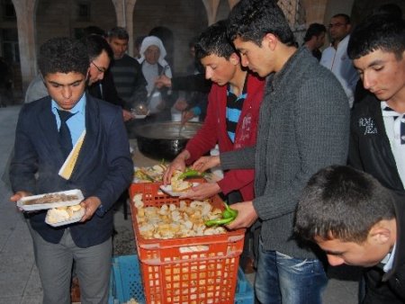 Suruç'ta Kutlu Doğum için tirit ziyafeti verildi