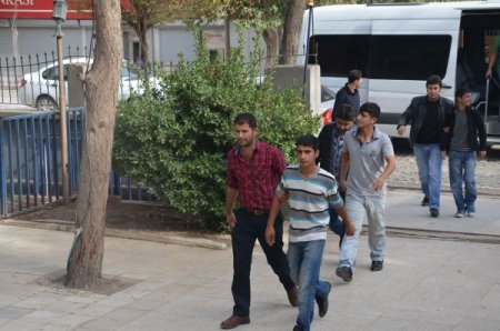 Suruç'ta okul ve PTT binasına molotof atan 5 kişi tutuklandı