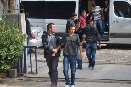 Suruç'ta okul ve PTT binasına molotof atan 5 kişi tutuklandı