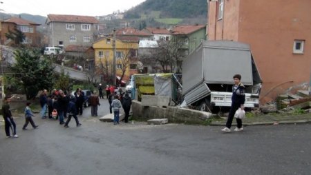 Sürücü, yan koltuğa atlayarak hayatta kaldı
