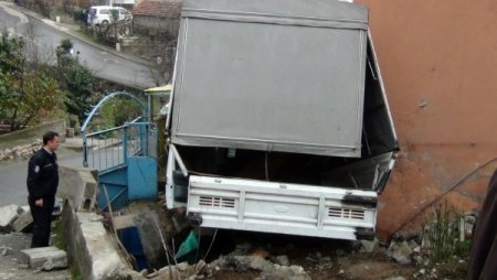 Sürücü, yan koltuğa atlayarak hayatta kaldı