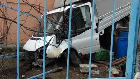 Sürücü, yan koltuğa atlayarak hayatta kaldı