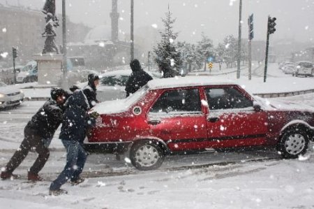 Sürücüler Kar Yağışına Hazırlıksız Yakalandı
