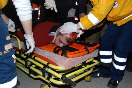 Sürücüsü arabada sıkıştı, emniyet müdürü yardıma koştu