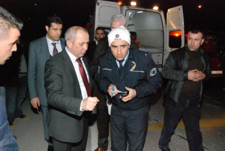 Sürücüsü arabada sıkıştı, emniyet müdürü yardıma koştu