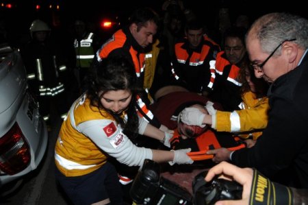 Sürücüsü arabada sıkıştı, emniyet müdürü yardıma koştu