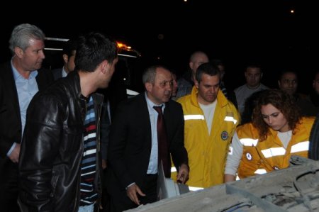 Sürücüsü arabada sıkıştı, emniyet müdürü yardıma koştu