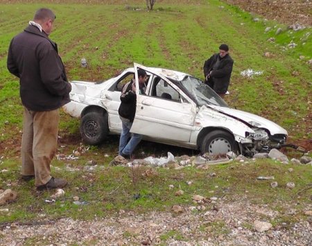 Sürücüsü uyuyan otomobil şarampole yuvarlandı: 1 ölü, 2 yaralı