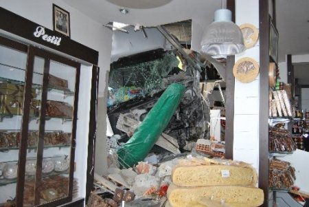 Sürücüsüz benzin tankeri şarampole yuvarlandıktan sonra işyerine girdi: 1 yaralı