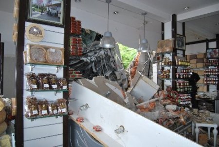 Sürücüsüz benzin tankeri şarampole yuvarlandıktan sonra işyerine girdi: 1 yaralı