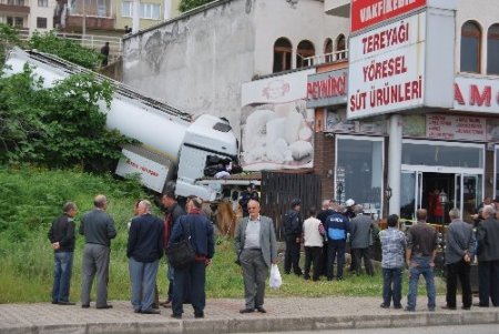 Sürücüsüz benzin tankeri şarampole yuvarlandıktan sonra işyerine girdi: 1 yaralı
