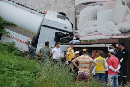 Sürücüsüz benzin tankeri şarampole yuvarlandıktan sonra işyerine girdi: 1 yaralı