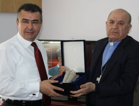 Süryani Patrik Vekili Sağ, Suriye’de Gösterilerin Arasında Kaldı