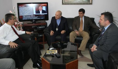 Süryani Patrik Vekili Sağ, Suriye’de Gösterilerin Arasında Kaldı