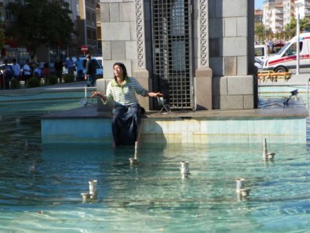 Süs havuzundaki elektrik aksamıyla oynayan engelli kadın korkuttu