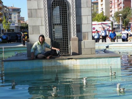 Süs havuzundaki elektrik aksamıyla oynayan engelli kadın korkuttu