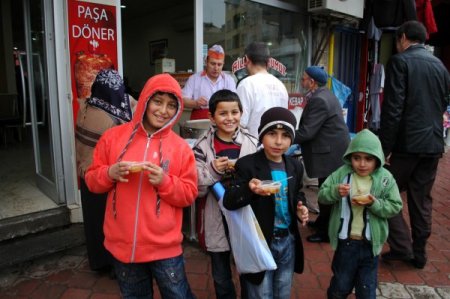 Suşehrili esnaflar aşure dağıttı