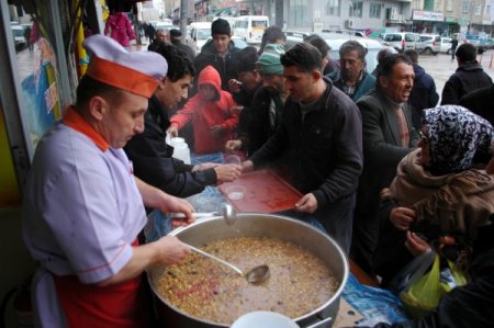 Suşehrili esnaflar aşure dağıttı