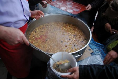 Suşehrili esnaflar aşure dağıttı