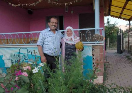 Suşehri'nde kurduğu hobi bahçesinde organik üretim yapıyor