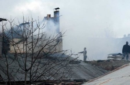 Suşehri'nde Yangın Bir Ev Yandı, İki Ev Hasar Gördü