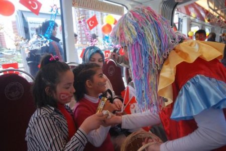 Süslenen Tramvayda Bayram Coşkusu